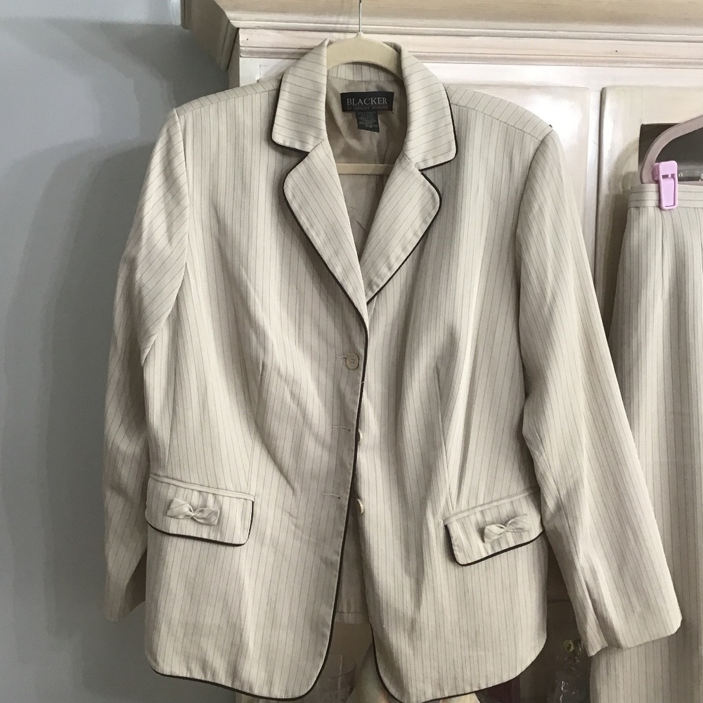 Skirt suit